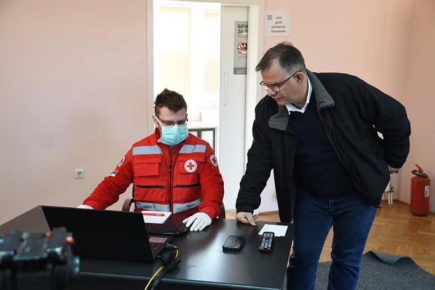 Девојке и младићи за пример: Волонтери Црвеног крста помажу најстаријим суграђанима